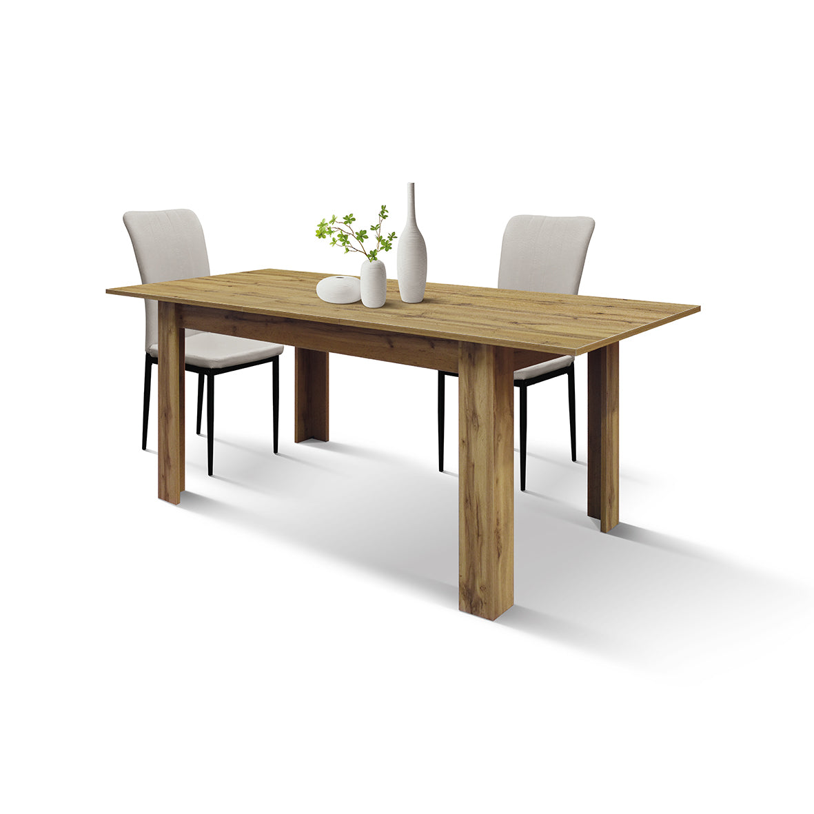Tavolo allungabile Era in rovere, vista 3/4 con due sedie beige e vasi decorativi