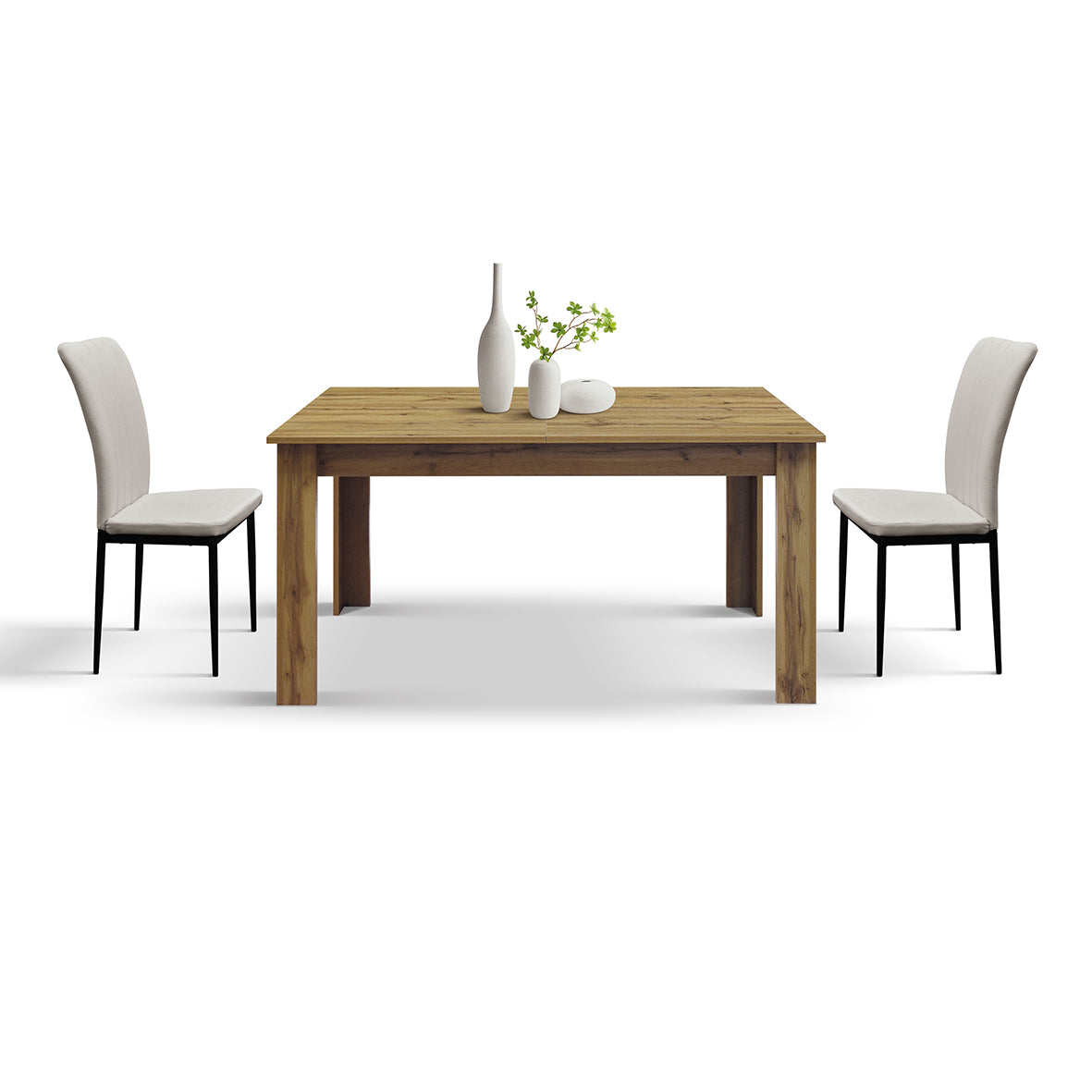 Tavolo Era, vista frontale con due sedie beige e vasi decorativi