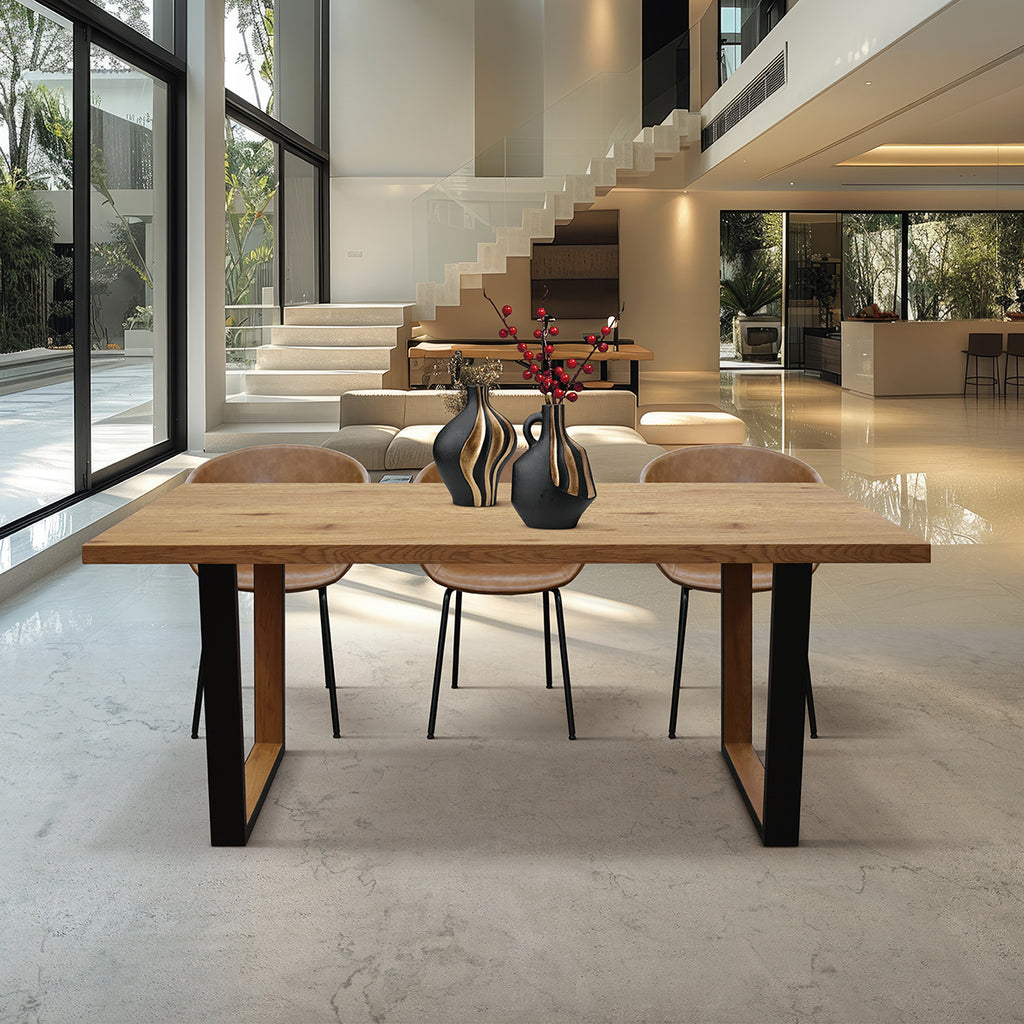 Tavolo Fisso Giove in rovere con struttura a gambe nere, ambientato in soggiorno moderno con sedie imbottite color cuoio