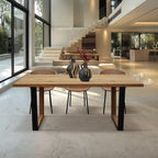 Tavolo Fisso Giove in rovere con struttura a gambe nere, ambientato in soggiorno moderno con sedie imbottite color cuoio