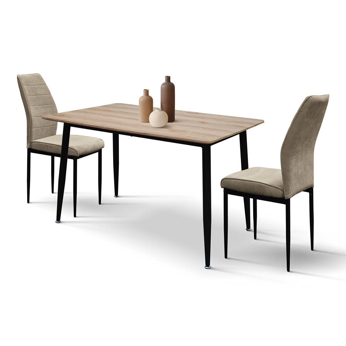 Tavolo Fisso Vesta in rovere con gambe a croce in metallo nero, ambientato con due sedie imbottite beige e vasi decorativi