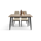 Tavolo Fisso Vesta con due sedie imbottite beige, vista frontale del piano in rovere e gambe nere