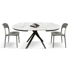 Tavolo Rotondo Allungabile Selene, vista laterale con sedie grigie e piano in ceramica marmo bianco Statuario