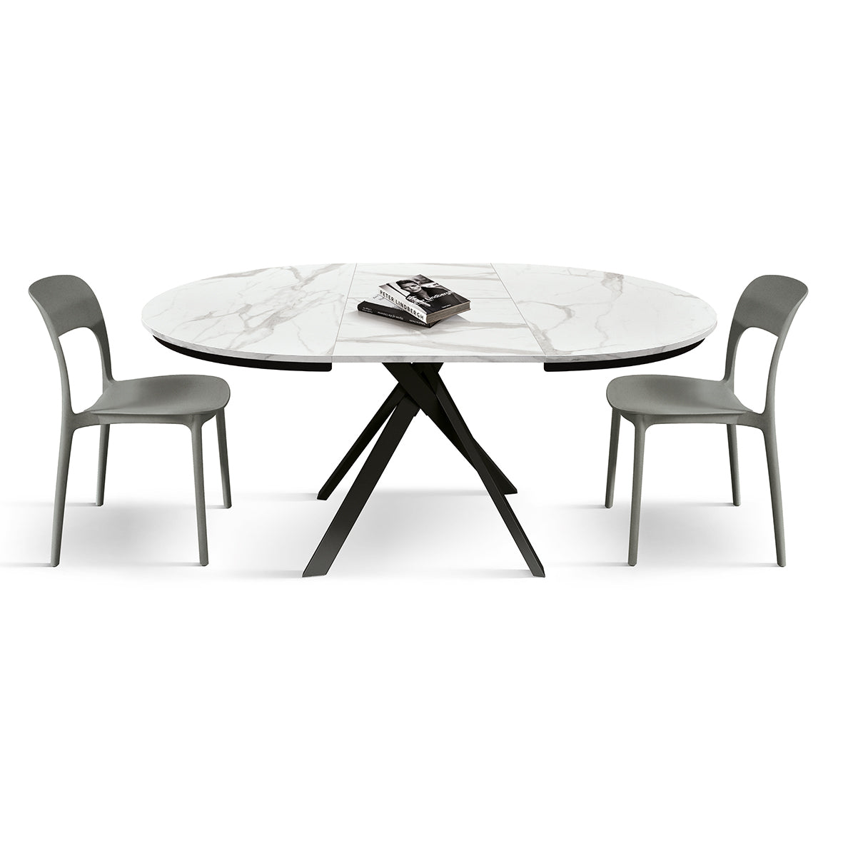 Tavolo Rotondo Allungabile Selene, vista laterale con sedie grigie e piano in ceramica marmo bianco Statuario