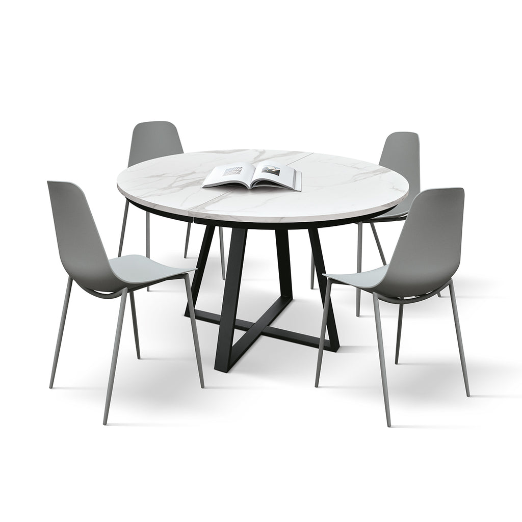 Tavolo Rotondo Allungabile Cassiopea, vista frontale con piano in marmo bianco Statuario, base a croce nera e sedie grigie