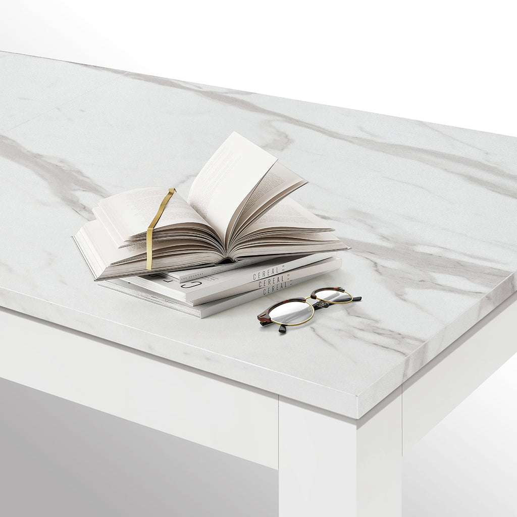 Tavolo Allungabile Minerva, dettaglio dell'angolo del piano in marmo bianco statuario con libro e occhiali