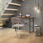 Scrittoio Mercurio in metallo nero e rovere con struttura a X, ambientato in ambiente moderno con sedia imbottita e libri
