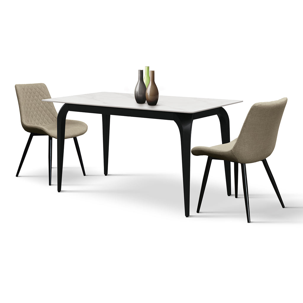 Tavolo Fisso Cerere in gres effetto marmo bianco statuario, struttura gambe in metallo nero, ambientato con sedie imbottite beige