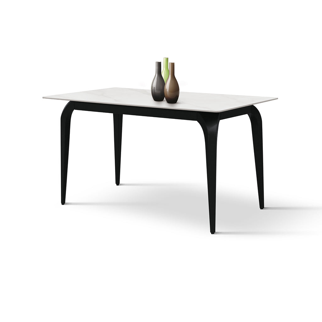 Tavolo Fisso Cerere, vista di tre quarti con piano in marmo bianco statuario e gambe affusolate in metallo nero