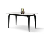Tavolo Fisso Cerere, vista di tre quarti con piano in marmo bianco statuario e gambe affusolate in metallo nero