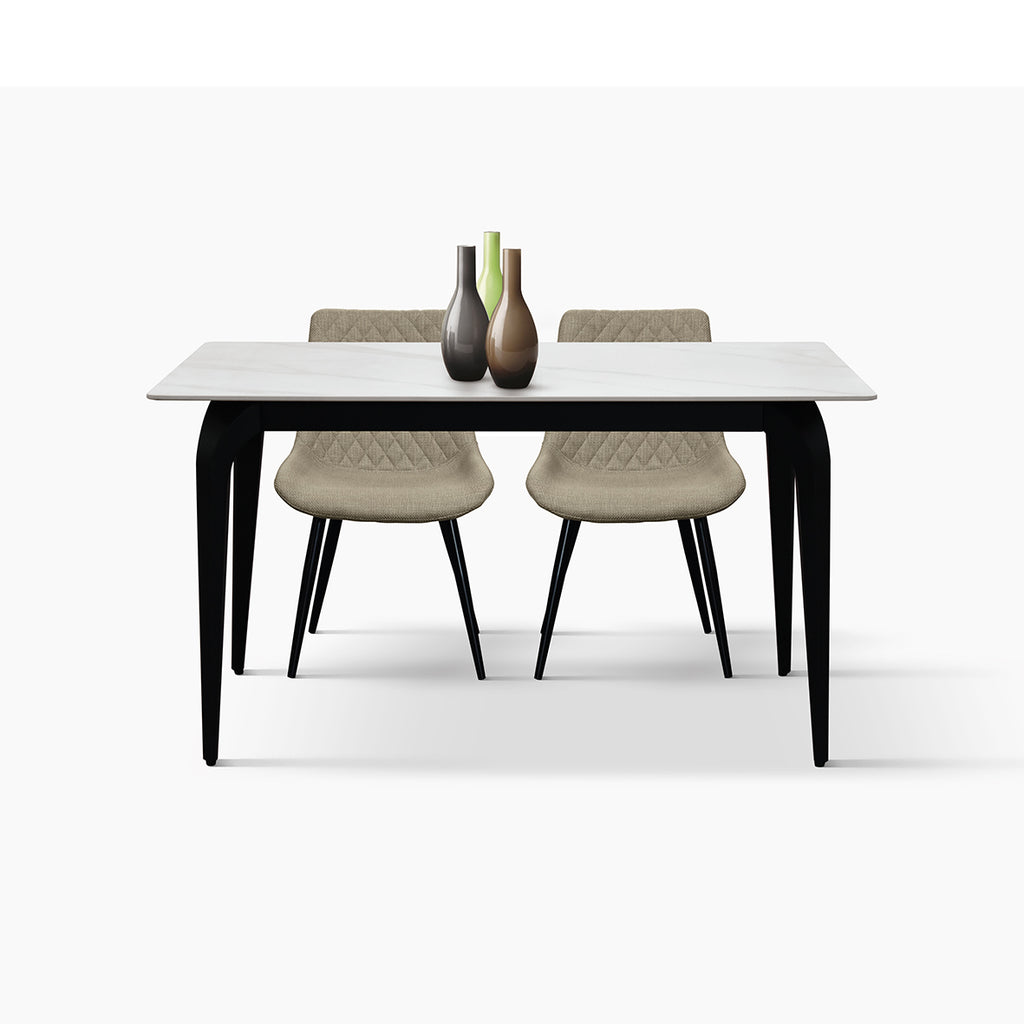 Tavolo Fisso Cerere con due sedie imbottite beige, vista frontale del piano in marmo bianco e gambe nere