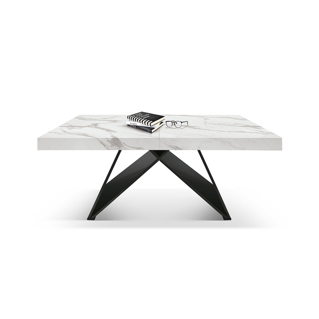 Tavolo Allungabile Perseo, vista frontale da chiuso con piano in marmo bianco Statuario e base scultorea in metallo nero