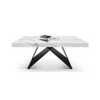 Tavolo Allungabile Perseo, vista frontale da chiuso con piano in marmo bianco Statuario e base scultorea in metallo nero