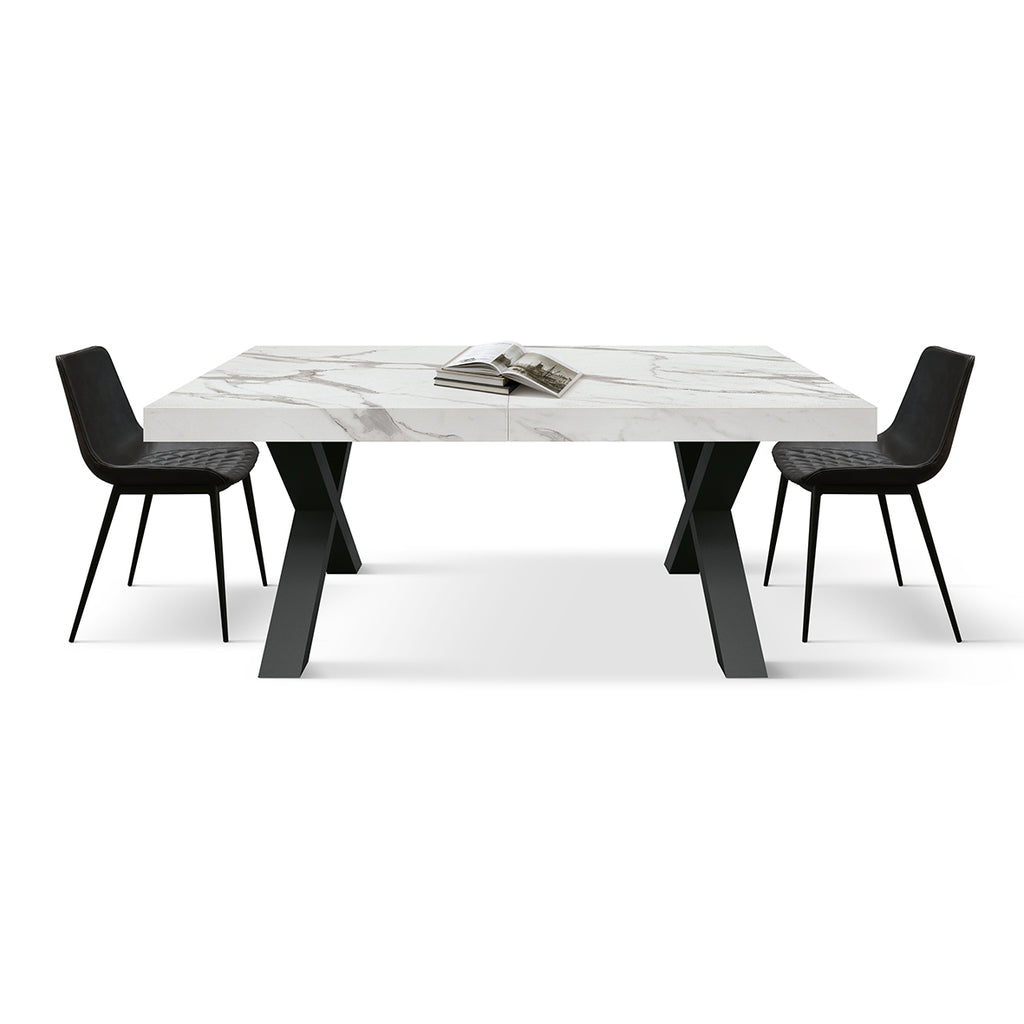 Tavolo Allungabile Andromeda, vista frontale con piano in marmo bianco Statuario, base a X nera e sedie nere