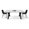 Tavolo Allungabile Andromeda, vista frontale con piano in marmo bianco Statuario, base a X nera e sedie nere
