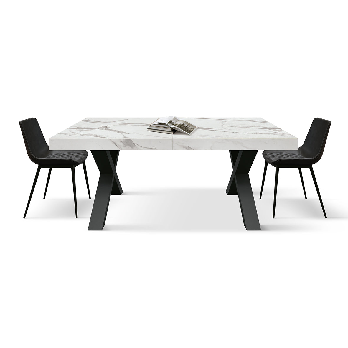 Tavolo Allungabile Andromeda, vista frontale con piano in marmo bianco Statuario, base a X nera e sedie nere