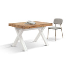 Tavolo Allungabile Atlas, versione base bianca con piano in rovere rustico, ambientazione con sedia