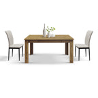 Tavolo allungabile Giunone in rovere, vista 3/4 con due sedie beige e vasi decorativi