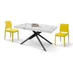 Tavolo allungabile Demetra in ceramica marmo bianco, ambientato con sedia gialla