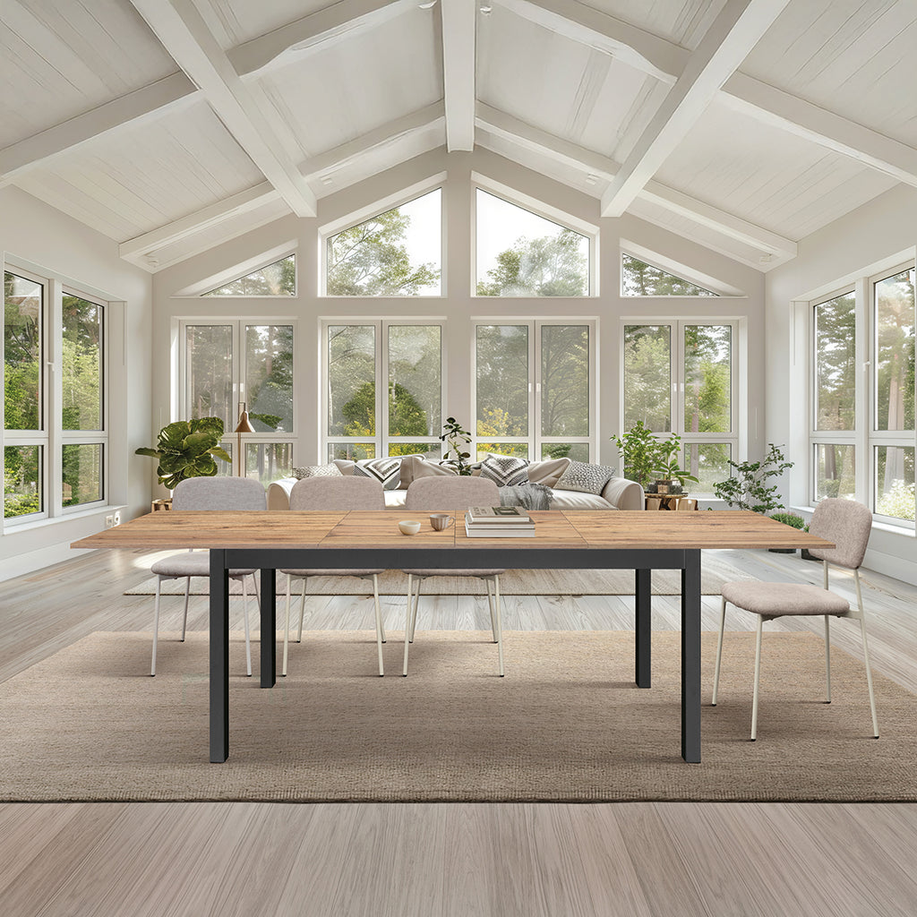 Tavolo Giulia vista frontale con quattro sedie beige
