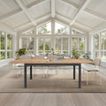 Tavolo Giulia vista frontale con quattro sedie beige