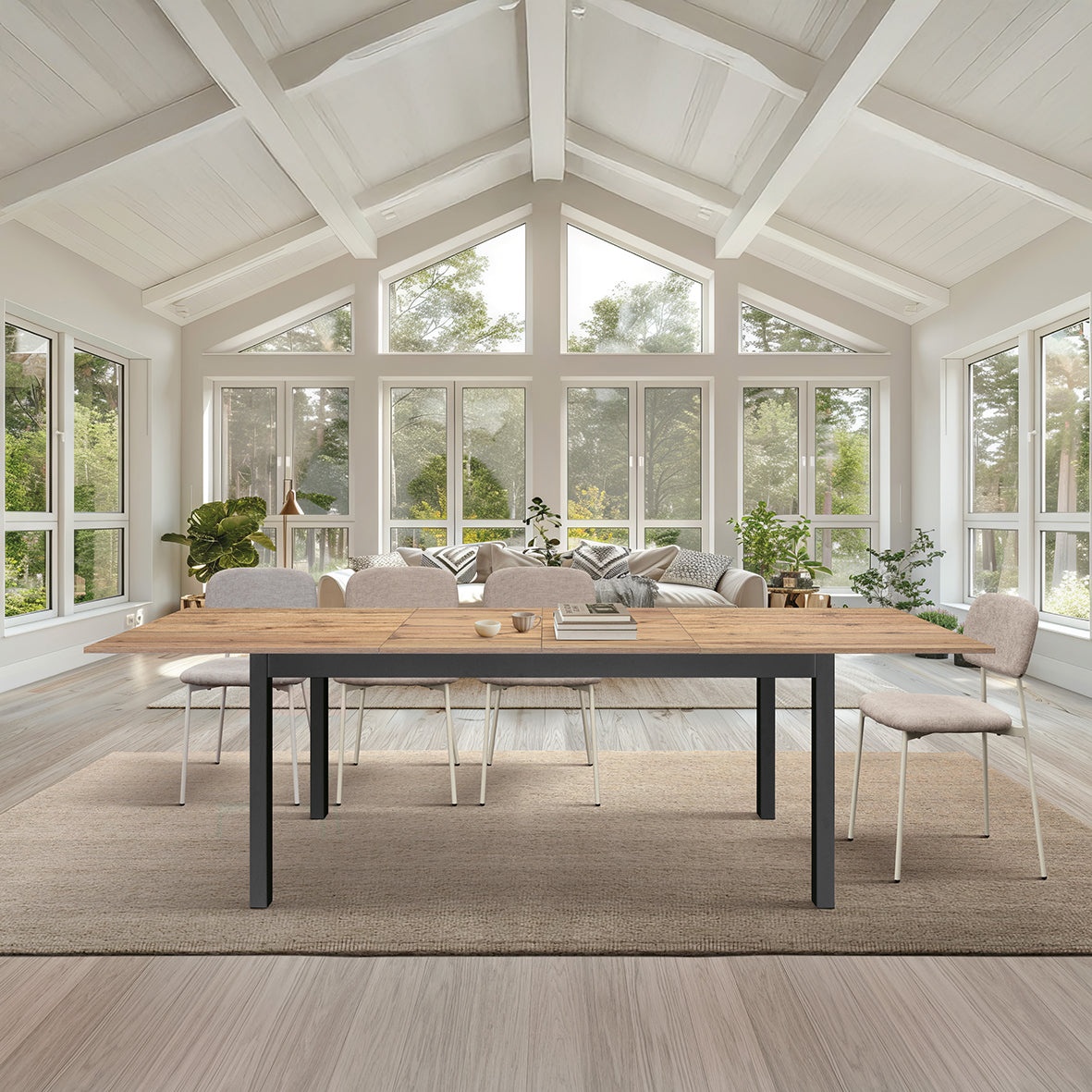 Tavolo Giulia vista frontale con quattro sedie beige