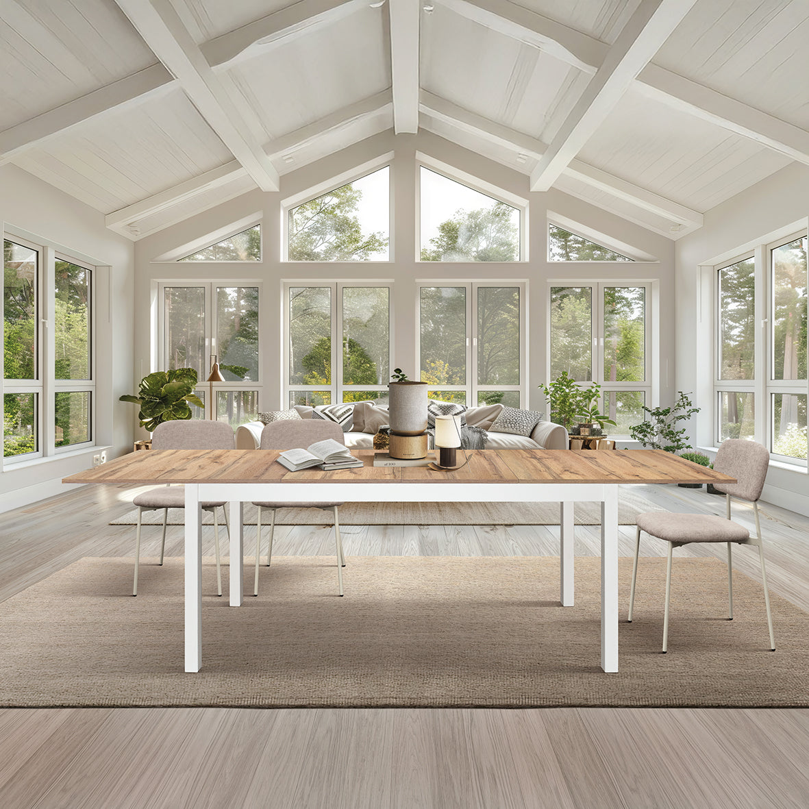 Tavolo Giulia vista frontale con tre sedie beige, altra angolazione