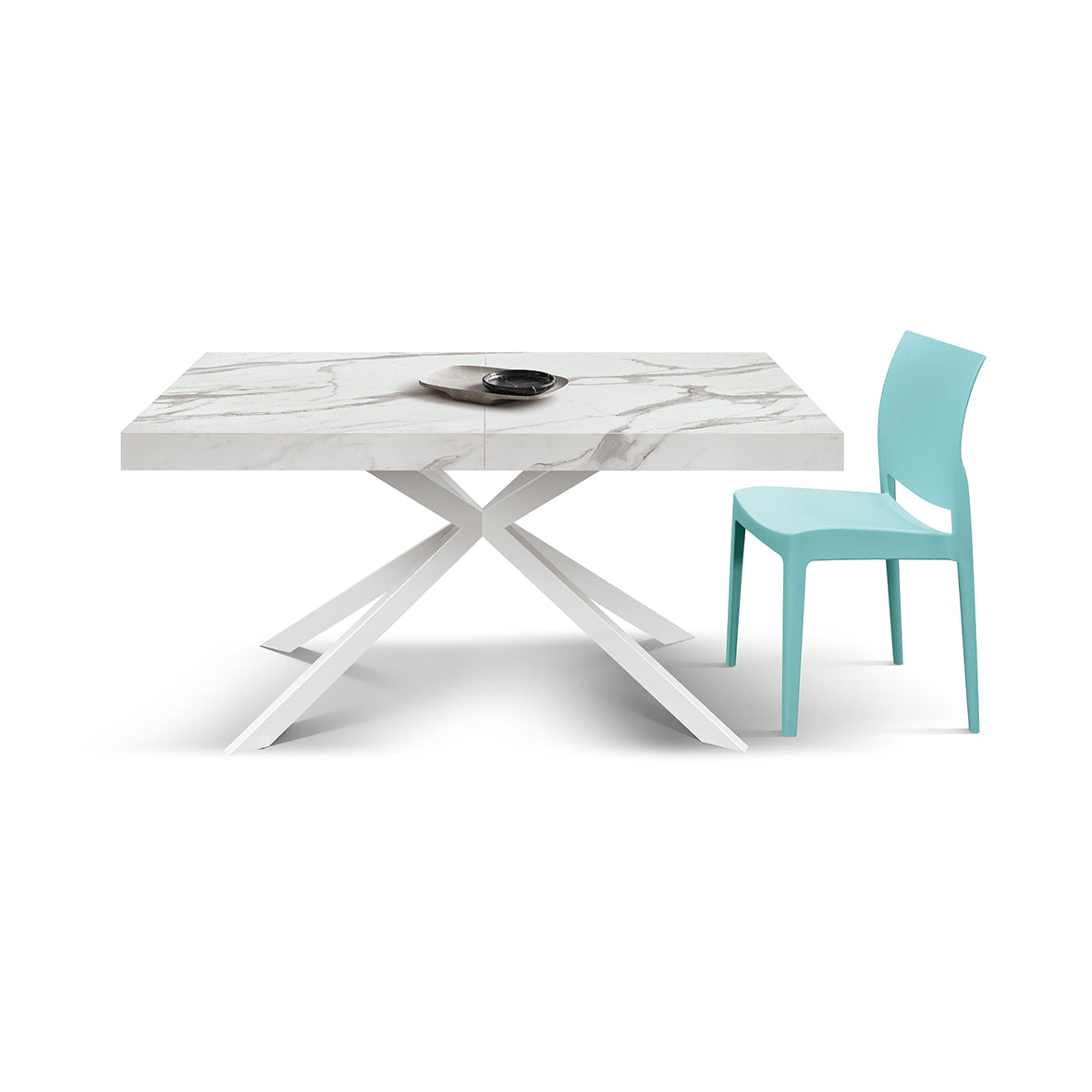 Tavolo Allungabile Estia, versione base bianca, vista frontale con sedia azzurra abbinata e centrotavola in ceramica