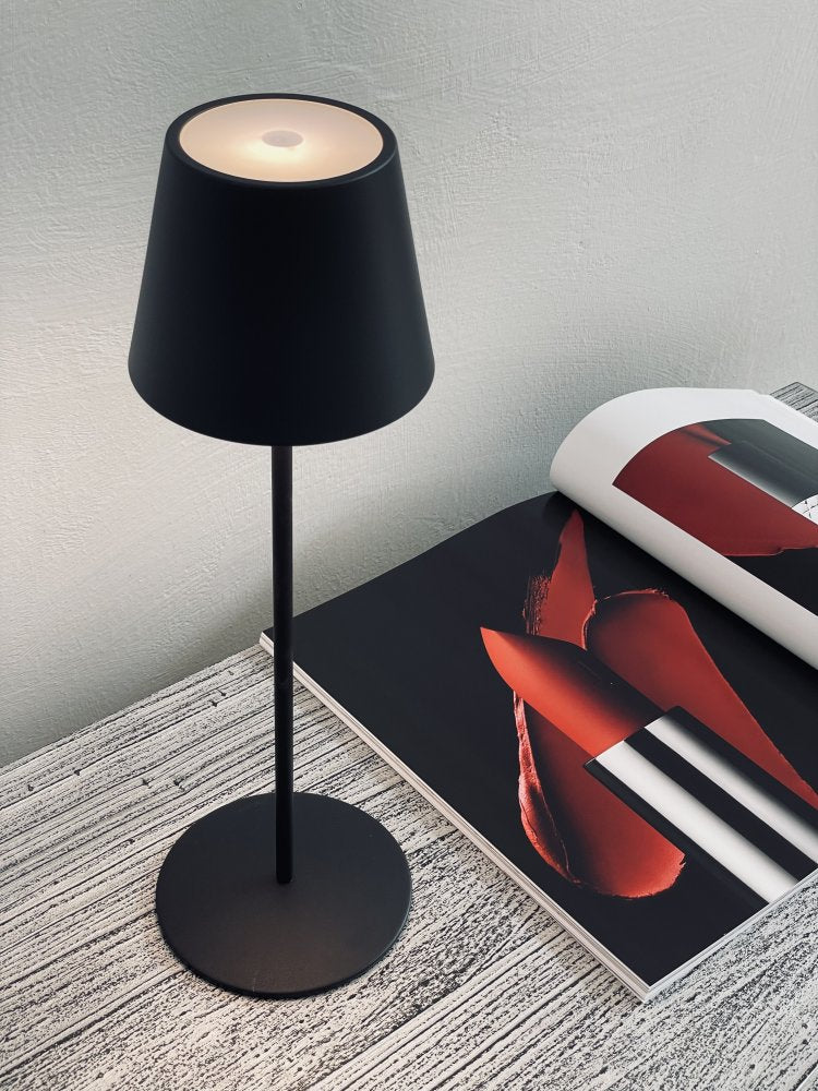 Lampada Etna nera accesa
