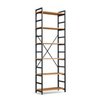 Libreria Atena a 6 ripiani, struttura in metallo nero e rovere arredata con libri e oggetti decorativi, vista di tre quarti