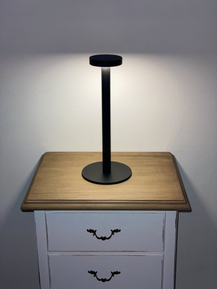 Lampada Piatta nera accesa