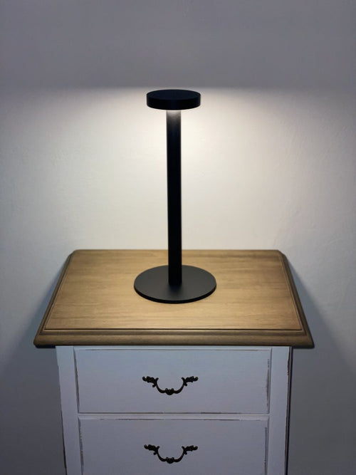 Lampada Piatta nera accesa