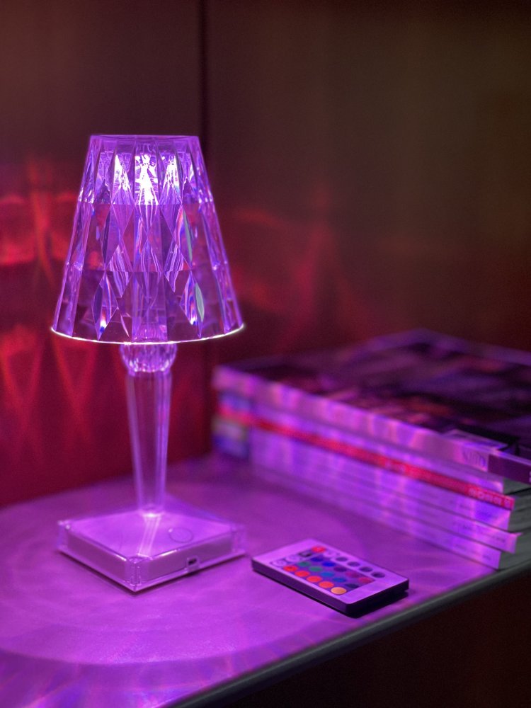 Lampada Diamond RGB, dettaglio struttura in acrilico sfaccettato