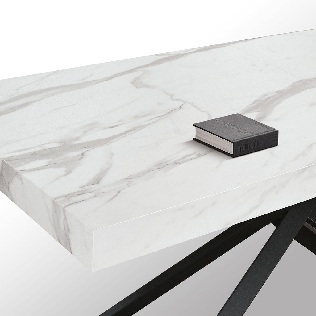 Tavolo Allungabile Talia, dettaglio dell'angolo del piano in marmo bianco Statuario con libro d'appoggio